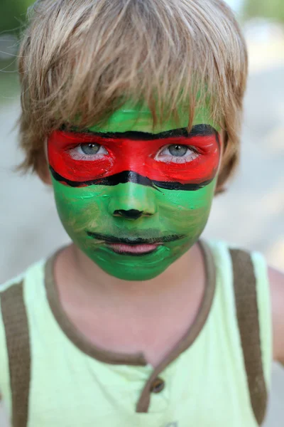Menino criança com uma máscara em seu rosto — Fotografia de Stock