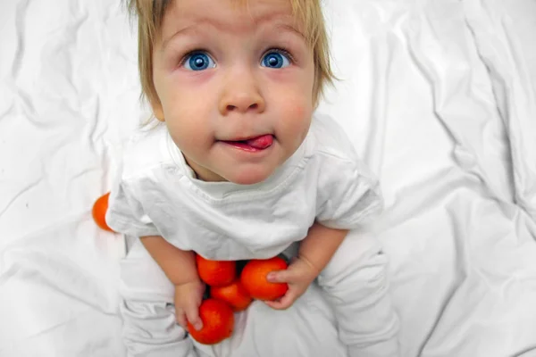 Little boy with oranges — Stock Photo, Image