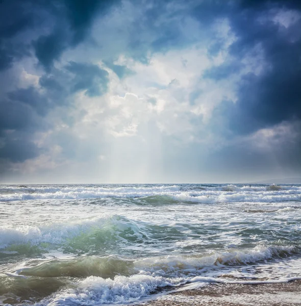 Fırtınalı bir denizde üzerinde karanlık gökyüzü — Stok fotoğraf