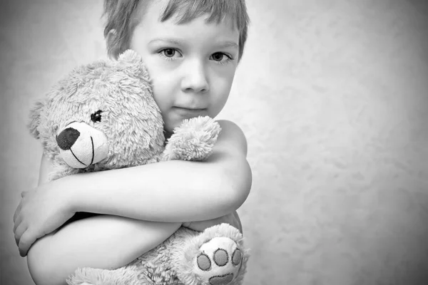 Genç çocukla oyuncak ayı, portre — Stok fotoğraf