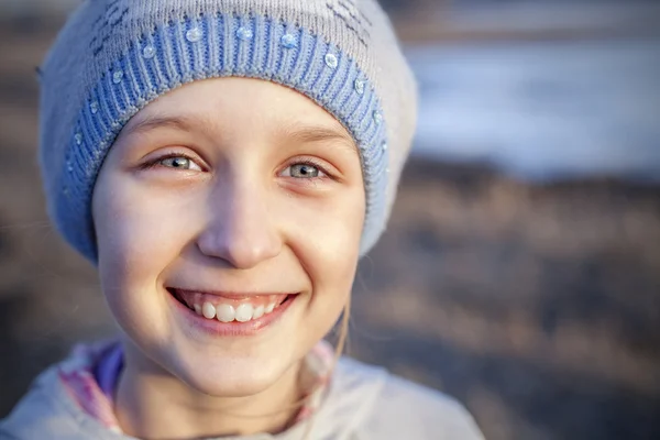 Outdoor Portret van een schattig klein meisje — Stockfoto