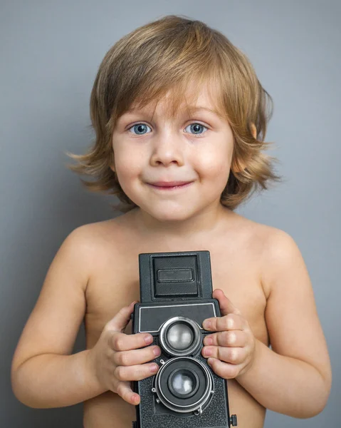 Rapaz com uma câmara velha — Fotografia de Stock