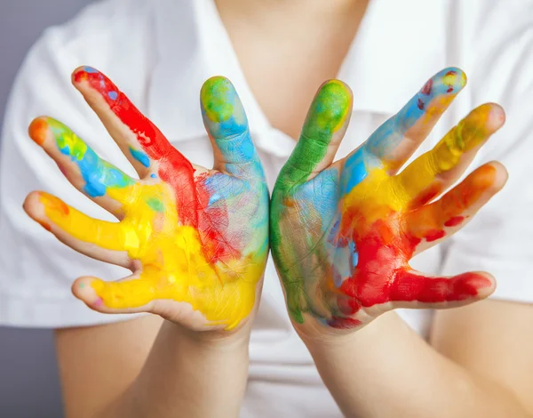 Hände mit bunten Farben bemalt — Stockfoto