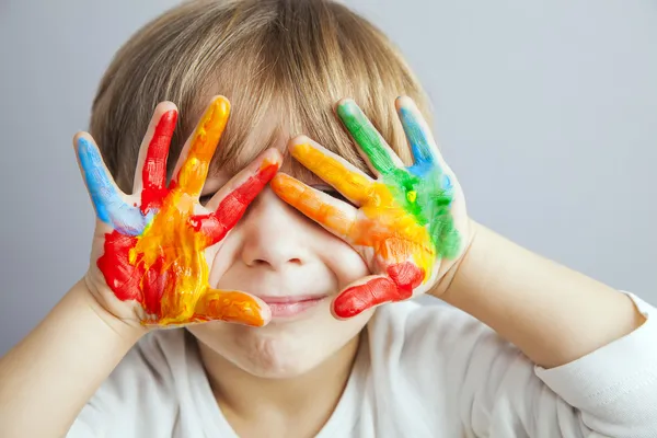 Mãos pintadas em tintas coloridas — Fotografia de Stock