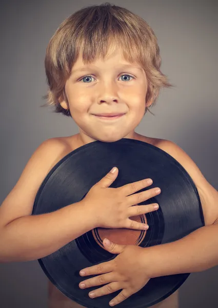 レコードの笑顔を持つ少年 — ストック写真