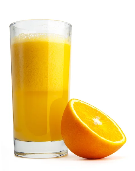 Apelsinjuice och segment isolerade — Stockfoto