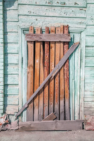 Velha porta de madeira cariada — Fotografia de Stock