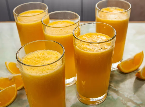 Apelsinsaft och frukter — Stockfoto