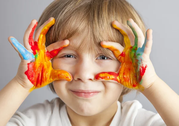 Mãos pintadas em tintas coloridas — Fotografia de Stock