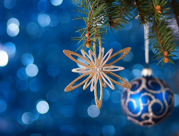 Weihnachtsdekoration mit Lichtern im Hintergrund. — Stockfoto