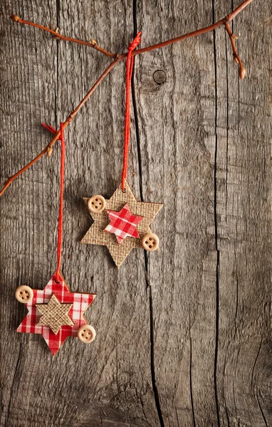 Vánoční dekorace visí nad Dřevěná deska — Stock fotografie