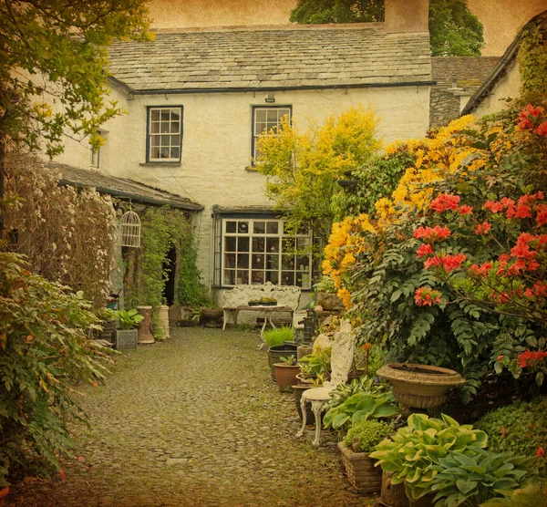 Jardin à l'avant de la vieille maison — Photo