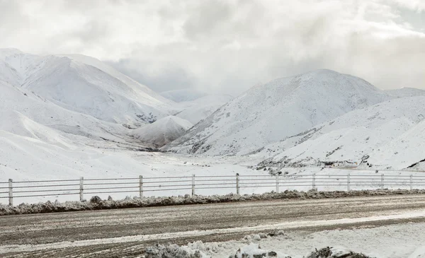 Гірська дорога в похмурий зимовий день — стокове фото