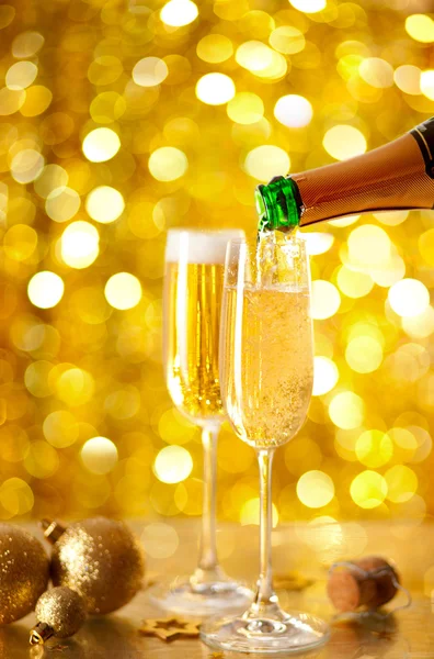 Nalévat šampaňské — Stock fotografie