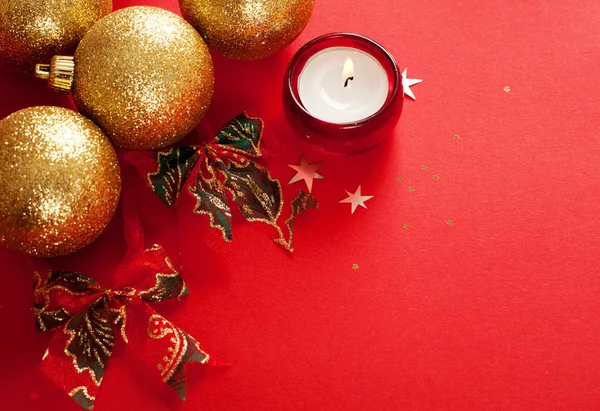 Jul dekoration på röd bakgrund — Stockfoto