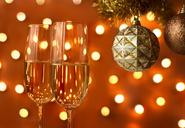 Zwei Gläser Wein mit weihnachtlichem Dekor im Hintergrund. — Stockfoto