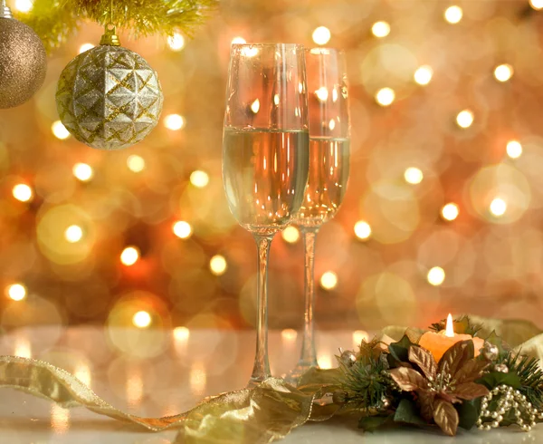 Zwei Gläser Wein mit weihnachtlichem Dekor im Hintergrund. — Stockfoto