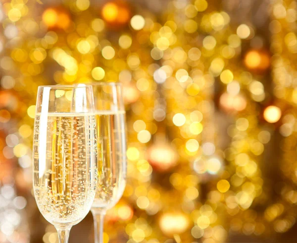 Zwei Gläser Champagner mit Lichtern im Hintergrund. — Stockfoto