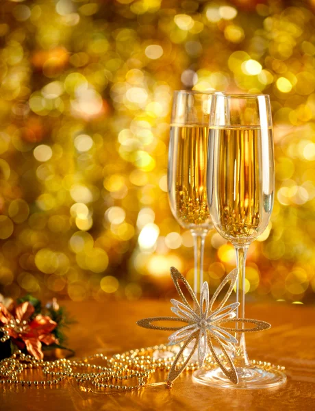 Two glasses of wine with a Christmas decor in the background. — Stock Photo, Image