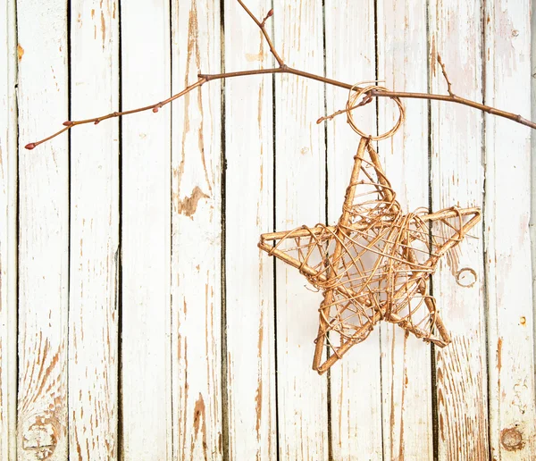 Decorazione di Natale appeso sopra vecchio bordo di legno — Foto Stock