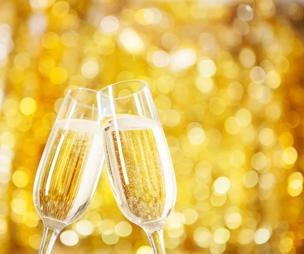 Zwei Gläser Champagner mit Lichtern im Hintergrund. — Stockfoto