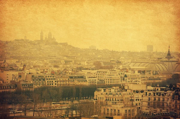 A vista sobre a parte antiga de Paris, o distante Montmartre . — Fotografia de Stock