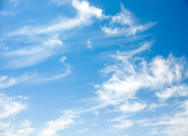 Mavi gökyüzü ve cirrus bulutlar — Stok fotoğraf