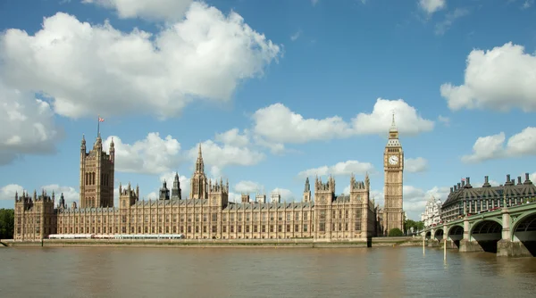 O Palácio de Westminster, a Torre Elizabeth e a Ponte Westminster — Fotografia de Stock