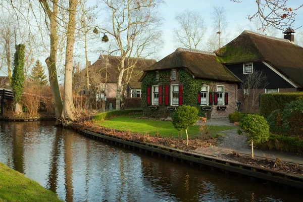 Prachtige traditionele Nederlandse huis Rechtenvrije Stockfoto's