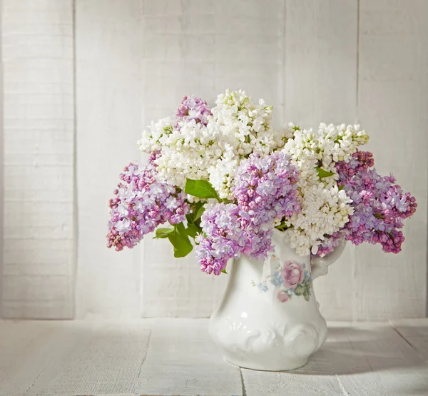 Bouquet de lilas dans une vieille cruche en céramique — Photo