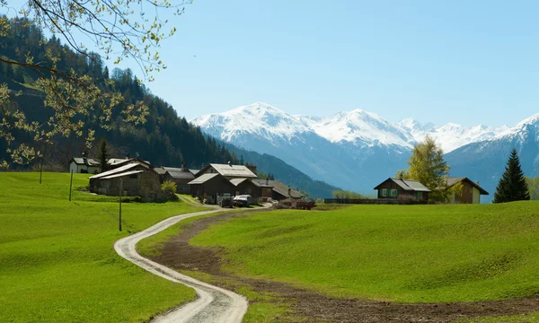 Pequena fazenda em alpes suíços — Fotografia de Stock