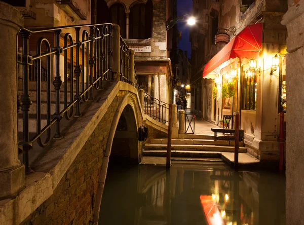 Canal étroit à Venise — Photo
