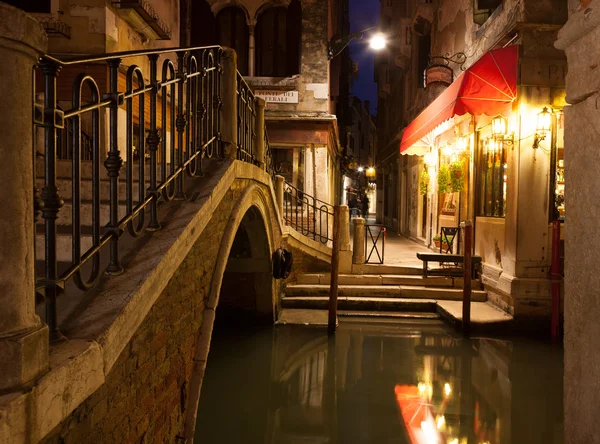 Canal estrecho en Venecia — Foto de Stock