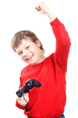 ellerinde gamepad ile mutlu çocuk