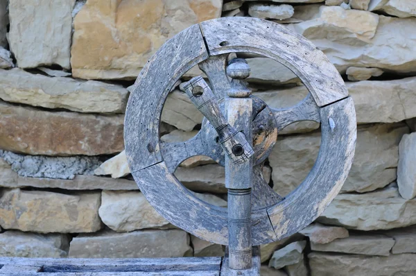 Retro Spinning Wheel Against Stone Wall Background — Stock Photo, Image