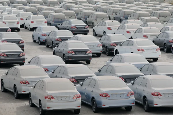 Coches polvorientos en el puerto —  Fotos de Stock