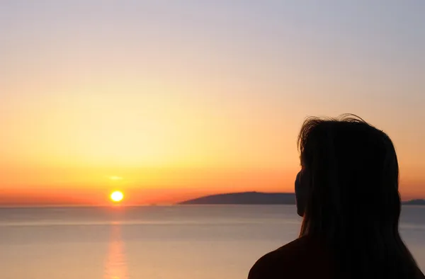 Silhouet van de vrouw bij zonsopgang Stockfoto