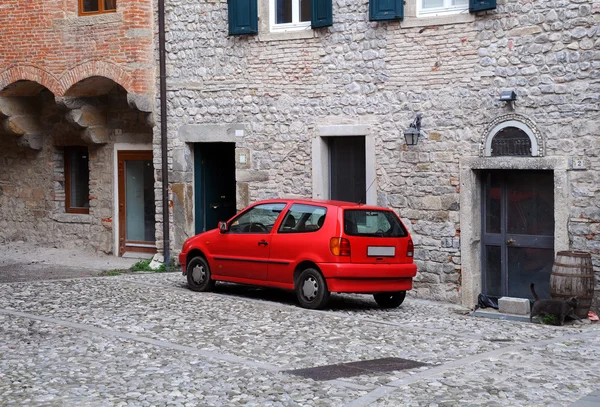 Auto rossa nel centro storico — Foto Stock