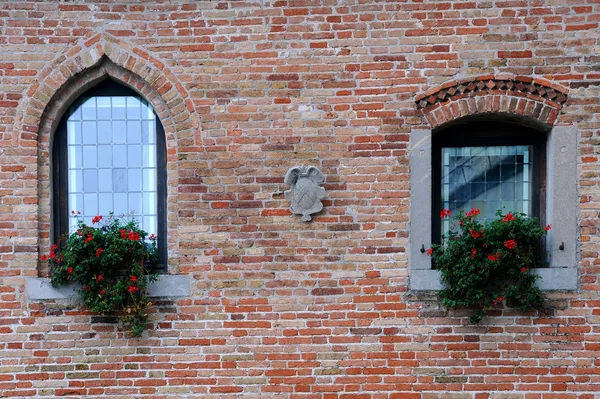 Fönstren av medeltida slott — Stockfoto