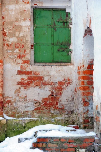 Окно в заброшенном монастыре — стоковое фото