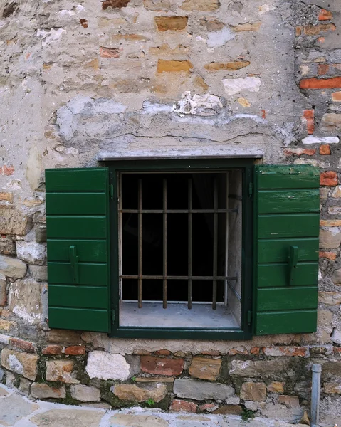 Venster in de stad van grado — Stockfoto