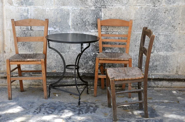 Tre vecchie sedie e un tavolo — Foto Stock