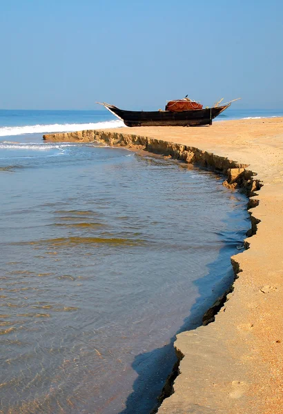 Barco de peixe na costa — Fotografia de Stock