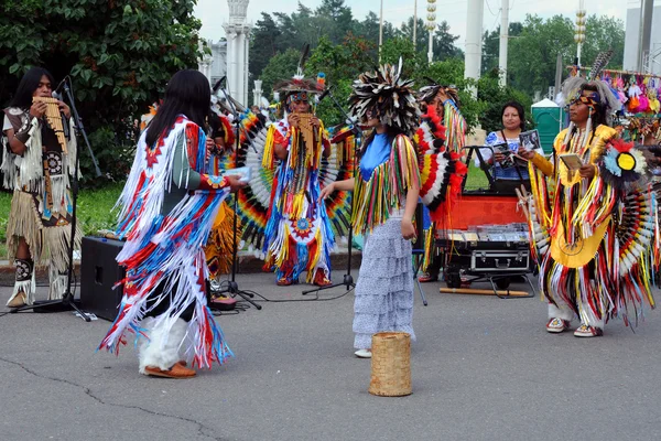 Camuendo wuambrakuna Folkloregruppe — Stockfoto