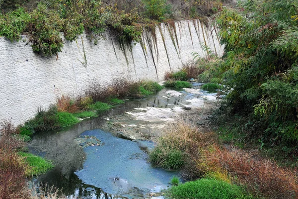 Bijna droge bedding van de rivier — Stockfoto