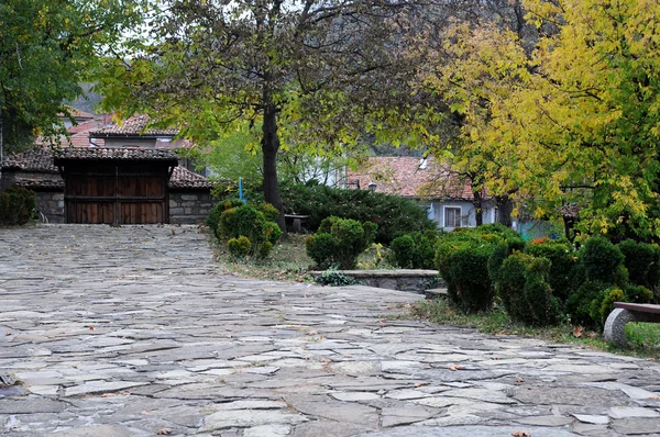 Patio empedrado en el otoño —  Fotos de Stock