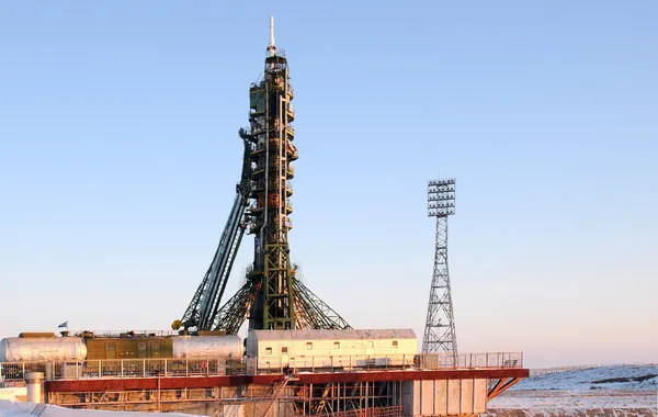 Sojoez-ruimteschip op lanceerplatform in Baikonoer — Stockfoto