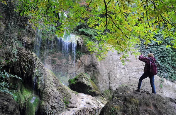 Fotograf filmt Wasserfall — Stockfoto