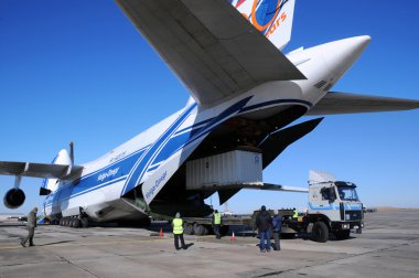 Antonov AN-124 Unloading clipart