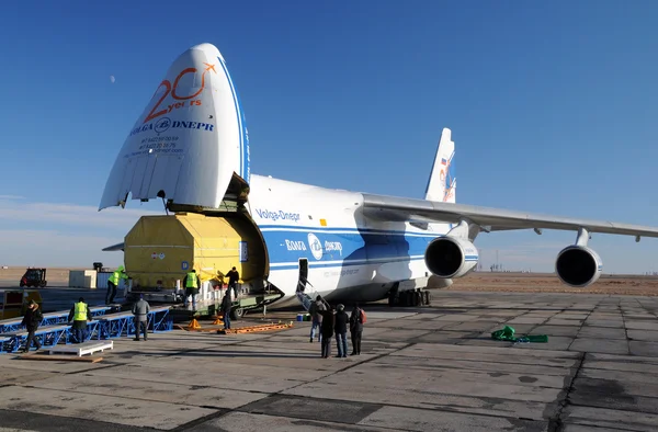 An-124 boşaltma — Stok fotoğraf